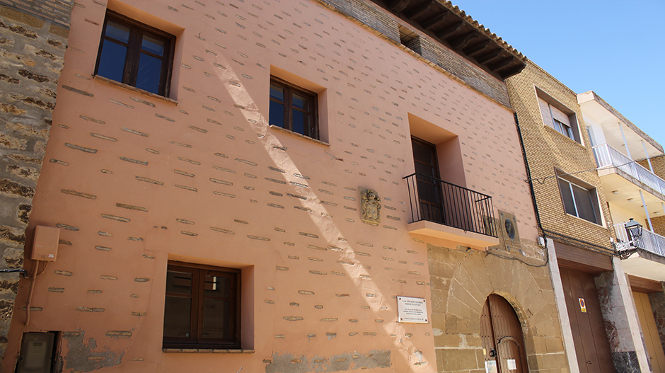 La fachada sigue el esquema típico de las casas-palacetes de la baja nobleza de la época: zócalo de piedra, incluyendo el arco de medio punto de la entrada; fachada en ladrillo, con grandes ventanas y balcones en la planta principal; y pequeños ventanucos en la falsa.