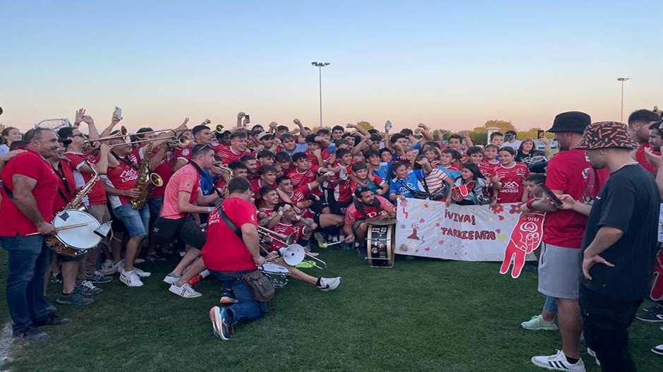 Más de 700 personas llenaron el campo municipal de Santa Quiteria y vibraron con la histórica victoria.