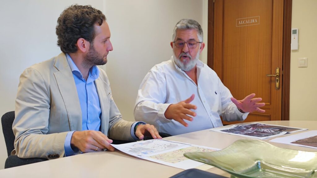 El presidente de la DPH, Isaac Claver, sigue con su recorrido por la provincia, conociendo de primera mano las necesidades de cada municipio. En la imagen, junto al alcalde de Alcubierre, Pedro Suñén.