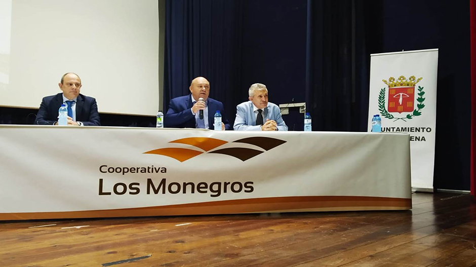 De izquierda a derecha, el gerente de la Cooperativa, José Miguel Ochoa; su presidente, José Víctor Nogués; y el consejero aragonés de Agricultura, Ángel Samper.