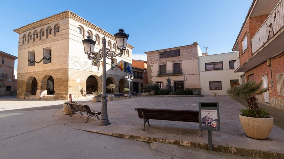 Imagen de la plaza principal de la localidad de Sena. Ayuntamiento de Sena.