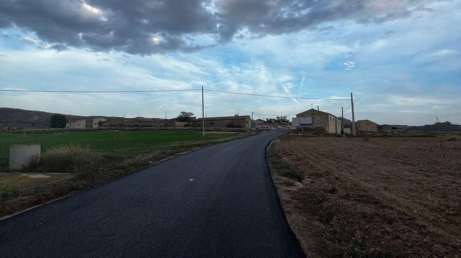 Imagen de los trabajos de asfaltado iniciados en la carretera entre Grañén y Fraella por la CHE.