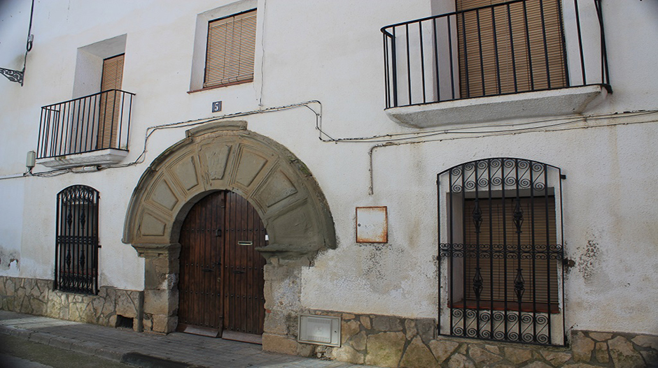 De calles rectas y más anchas, la disposición del casco urbano es de época moderna, e incluye un conjunto notable de casas destacadas, con arcos de piedra y medio punto.