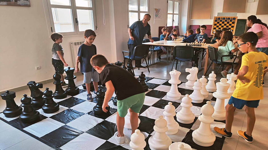 Las clases de ajedrez siguen creciendo en número de alumnos en Alcubierre.