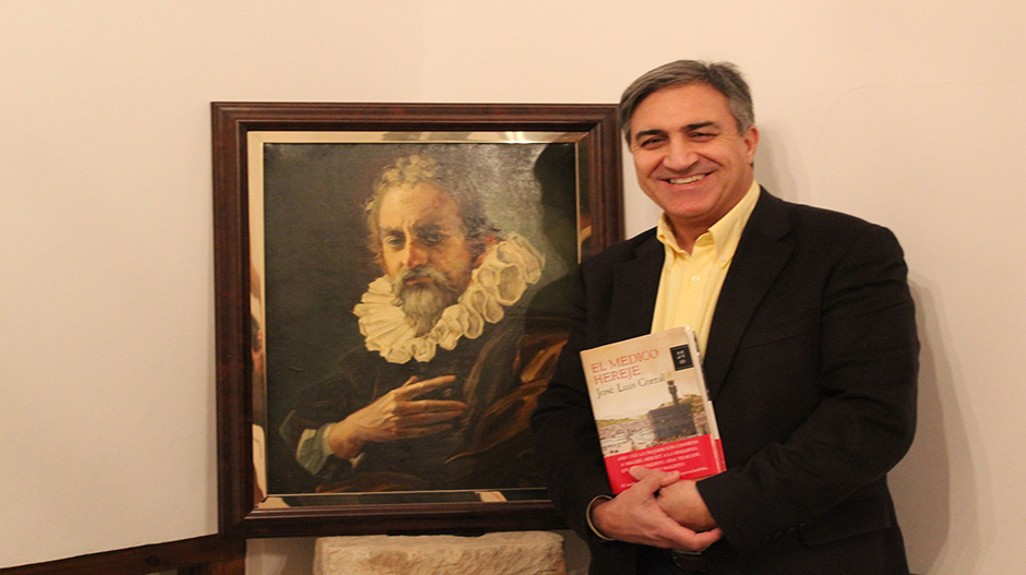 José Luis Corral, con su novela 'El médico hereje', en la Casa Natal de Miguel Servet.