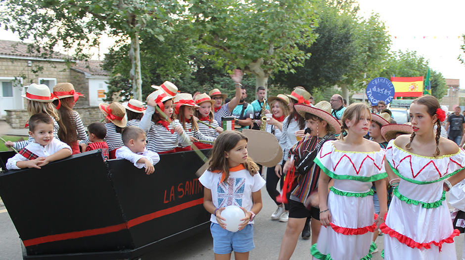 Niños y adultos han participado en el animado pasacalles por las calles de Curbe.