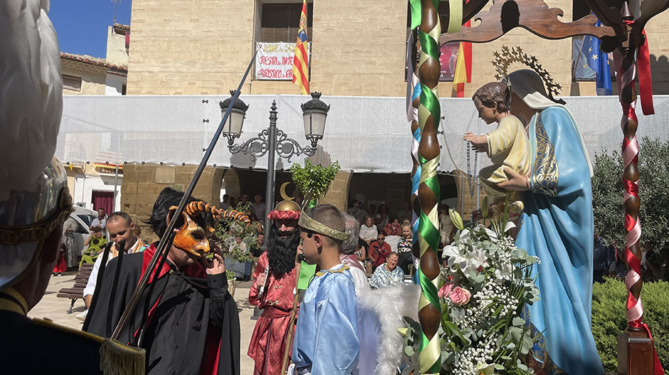 El dance de Sena conserva su parte teatralizada, con todos los personales, entre ellos, el Diablo y el Ángel.