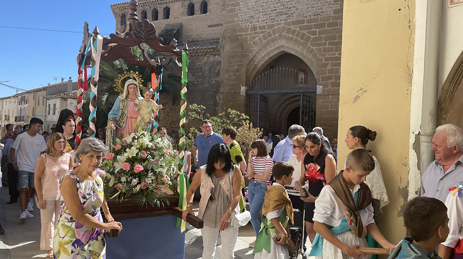 Imagen de la procesión con la imagen de la Virgen del Rosario.