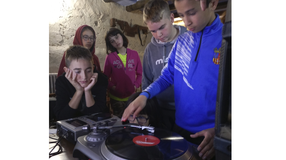 La velada estuvo protagonizada por la música con el taller de la DJ Luna Roja.