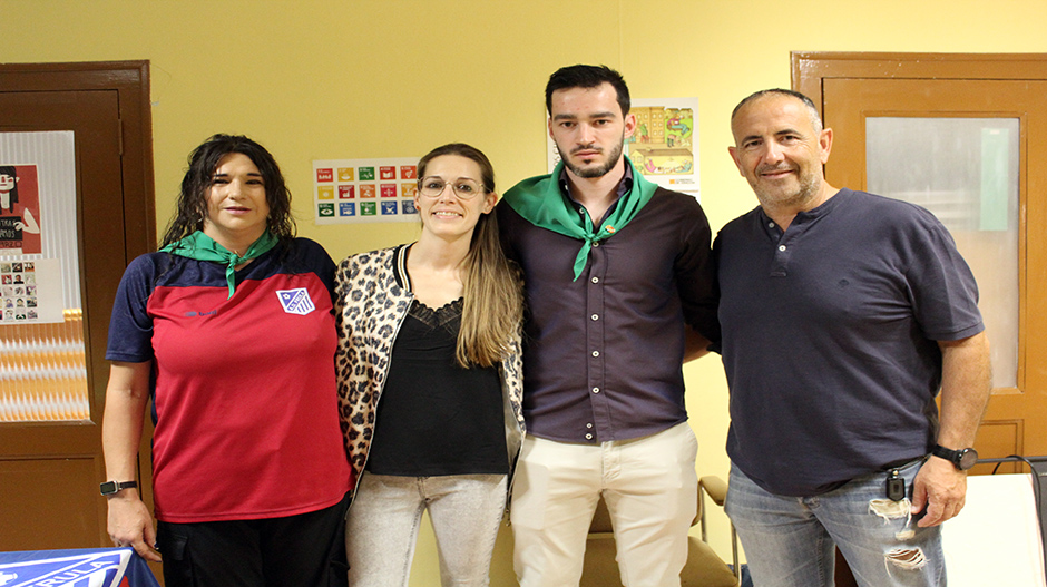 Eva Lozano y Raúl Alvira, con sus pañoletas verdes, junto a la concejala de Fiestas, Rebeca Cacho, y el alcalde del municipio, Joaquín Monesma.