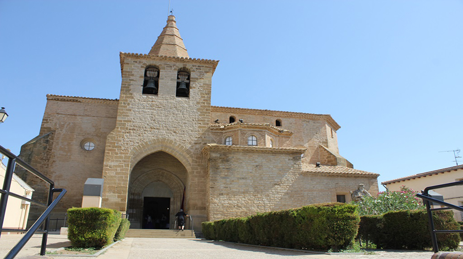 La iglesia de Santo Domingo, construida en sillarejo, cuyo campanario recuerda a otros en la comarca como los de Huerto y Sena.