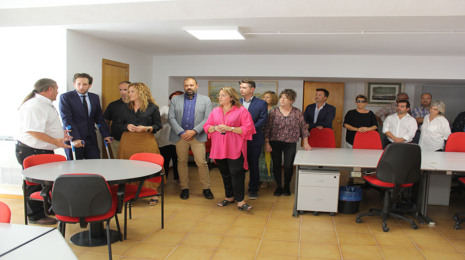 En la planta superior, hay una sala amplia y equipada para el desarrollo de cursos de formación.