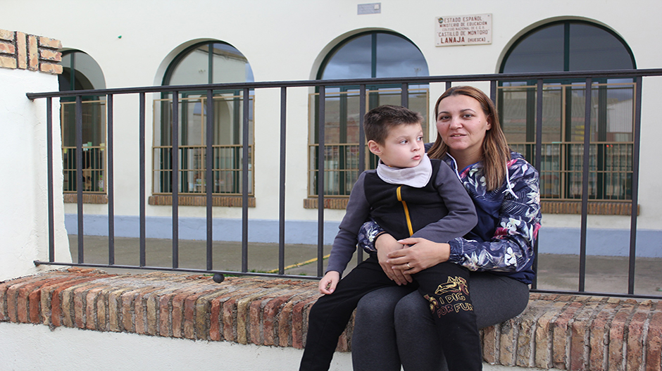 María Jesús Boned, junto a su hijo, Jesús, frente al colegio de Lanaja.