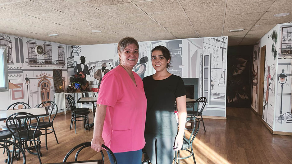 La hostelera cuenta con una empleada, a la que conoció durante su estancia en Lanaja.