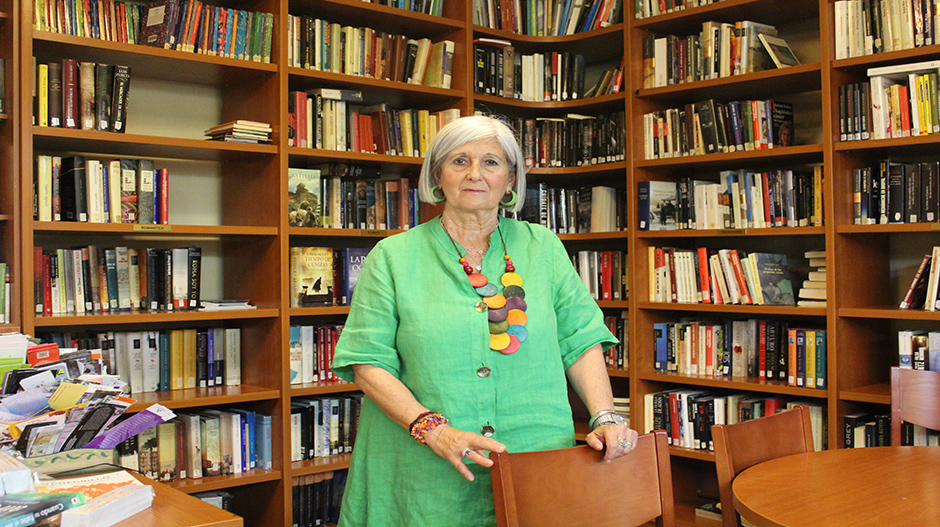 María Jesús Solanas, en la biblioteca municipal de Monegrillo, el lugar que considera su casa.