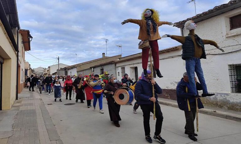 Al frente del recorrido organizado en carnaval, se sitúan los peleles del Matapanizos y la Barbuchana.