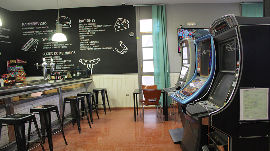 Los cacos accedieron por la ventana del fondo. En primer plano, las tres máquinas recreativas.