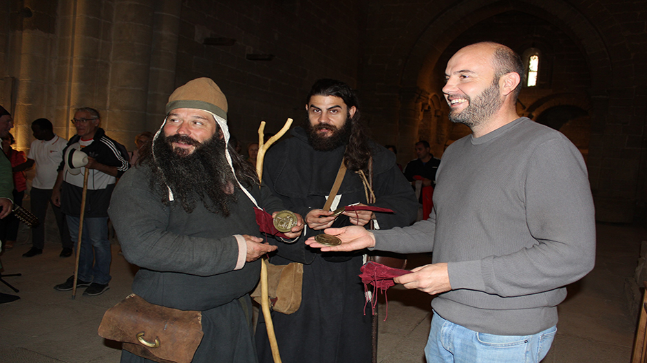 El alcalde de Villanueva de Sijena, José Jaime Castellón, entregando el obsequio dirigido a los recreacionistas.