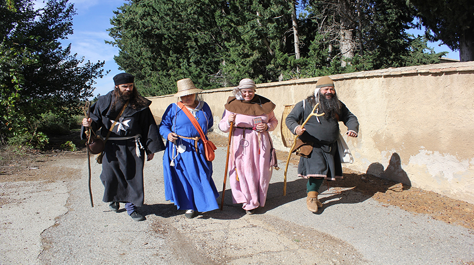 Los integrantes del grupo 'Héroes Legendarios' han acudido ataviados como peregrinos del siglo XIII.