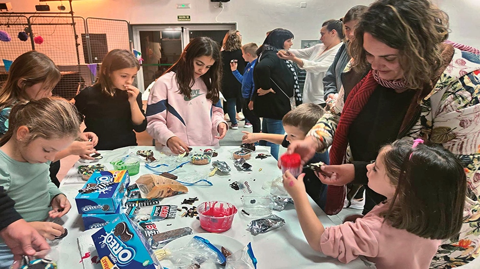 Los más pequeños elaboraron su propia merienda terrorífica en Valfonda de Santa Ana.