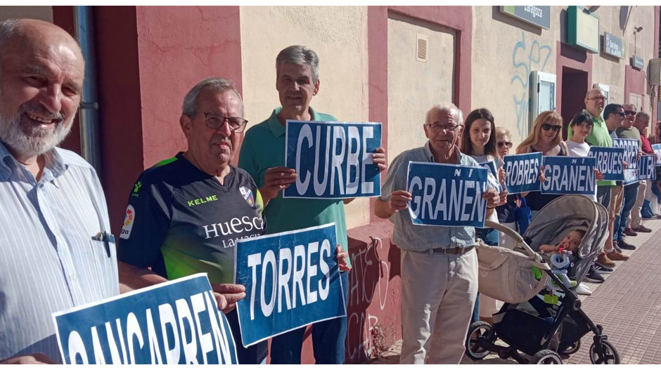 Los participantes volvieron a exhibir carteles con los nombres de las localidades del territorio.