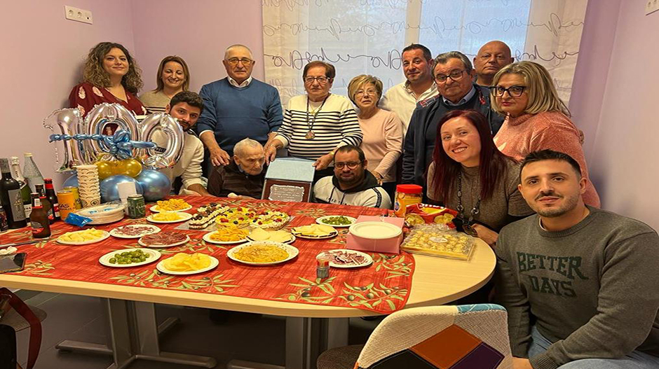 Su familia le mostró su cariño y afecto en su 100 cumpleaños.