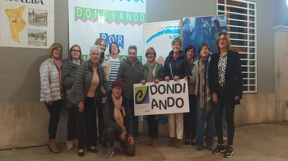 Asociación La Sabina realizando el chocolate de la I Jornada 'Dondiando por Monegros', en Peñalba.