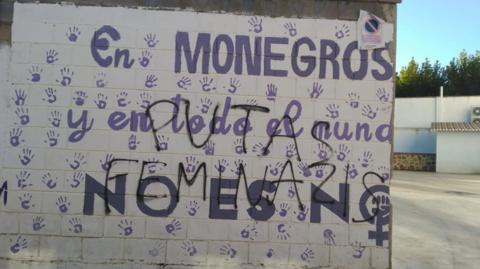 Imagen del mural vandalizado, en la calle Hospital de Sariñena.