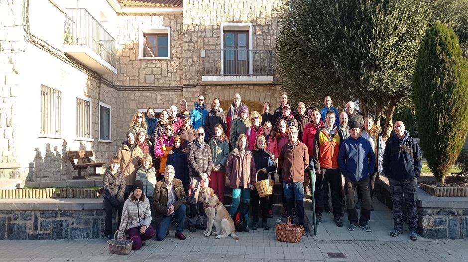 Foto de grupo de la salida al campo de los asistentes, donde se recogieron más de 90 especies.