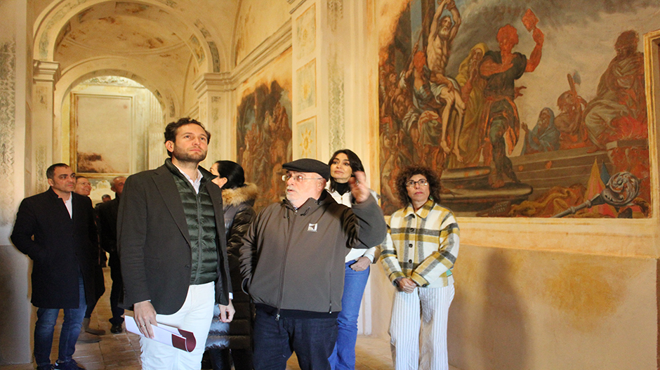 Isaac Claver, junto a los técnicos y responsables de la empresa adjudicataria, observando las pinturas restauradas en la zona de la tribuna.