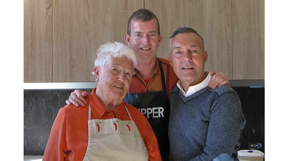 La pareja junto a la madre de José María, Encarnación, en la cocina del establecimiento.