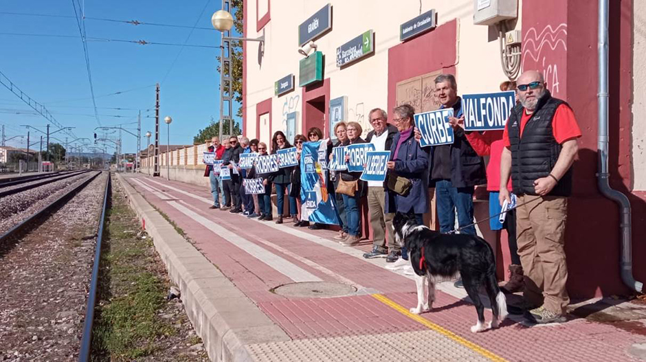 La plataforma ‘Monegros no pierdas tu tren’ volvió este domingo a concentrarse en la estación de Grañén. 