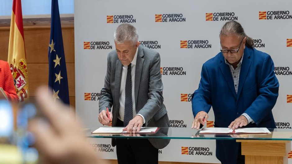 Imagen del momento de la firma del consejero de Agricultura, Ángel Samper, y el presidente de la Red Aragonesa de Desarrollo Rural, José Manuel Penella.