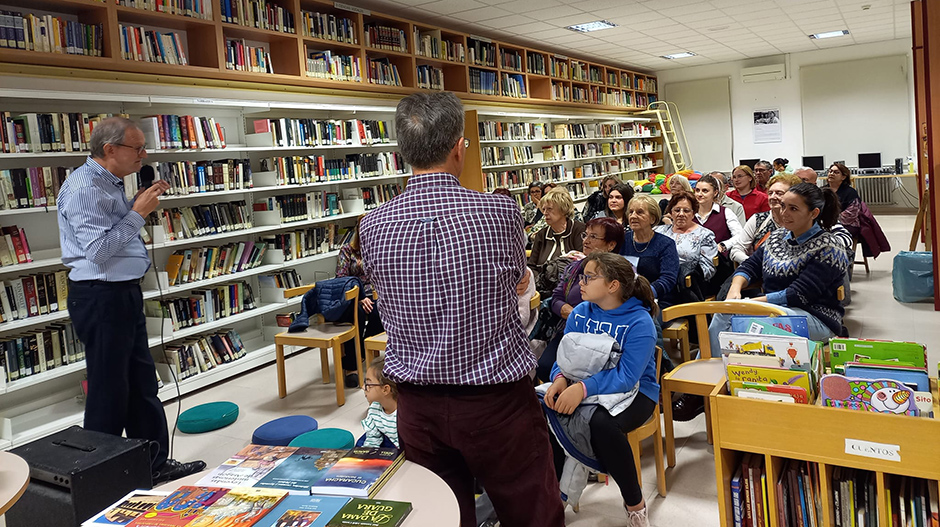 Vecinos de todas las edades acudieron a la presentación del libro de José Antonio Adell y Celedonio García.