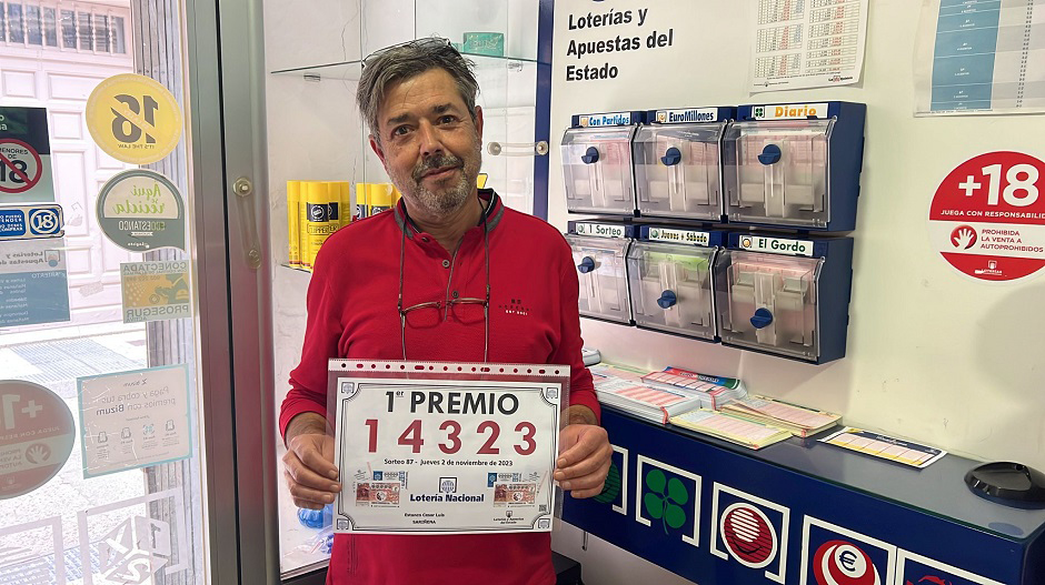 César Luis Vázquez, con el cartel del premio recién repartido.