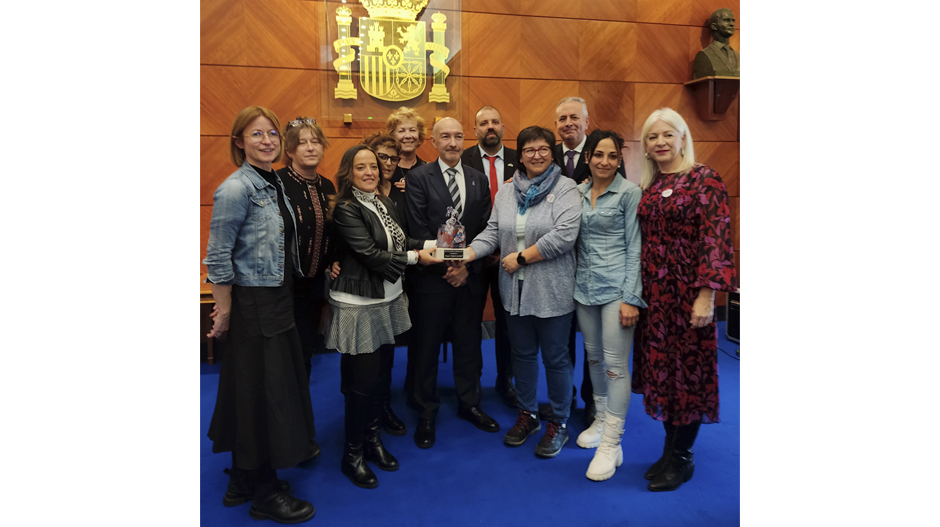 Imagen de la delegación monegrina que recogió el premio premio de manos del subdelegado del Gobierno en Huesca, Carlos Campo.