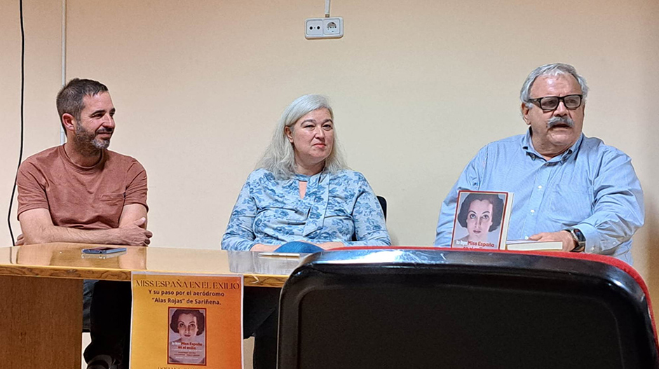 Joaquín Ruíz, Isabel Peralta y Dorian L. (Dusty) Nicol durante la presentación de la publicación en Sariñena.