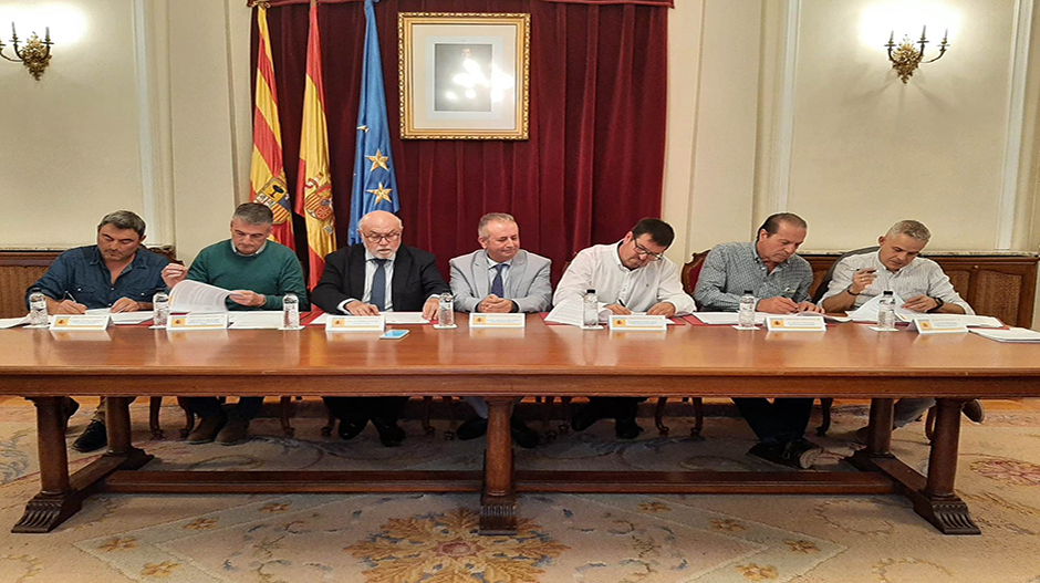 Imagen del momento de la firma de las diferentes adendas.