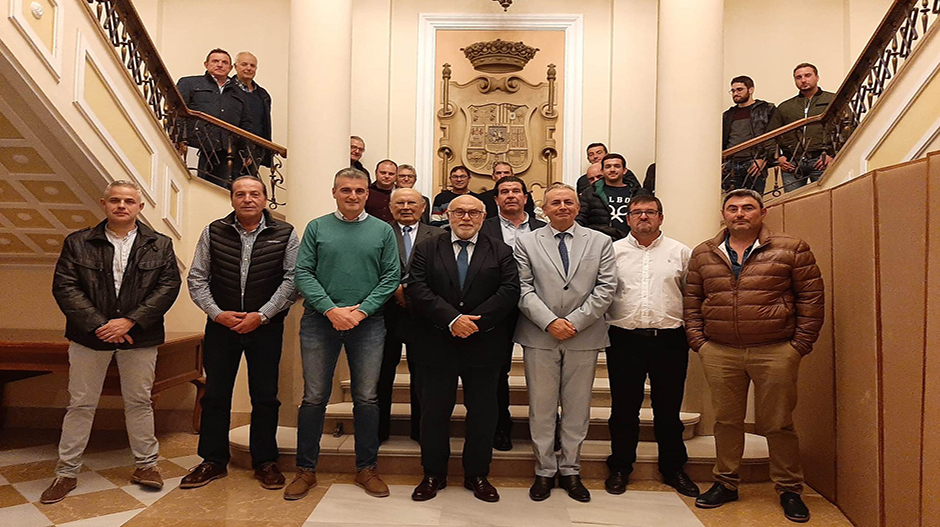 El presidente de Seiasa, Francisco Rodríguez Mulero, ha firmado las adendas con los representantes de las comunidades de regantes.
