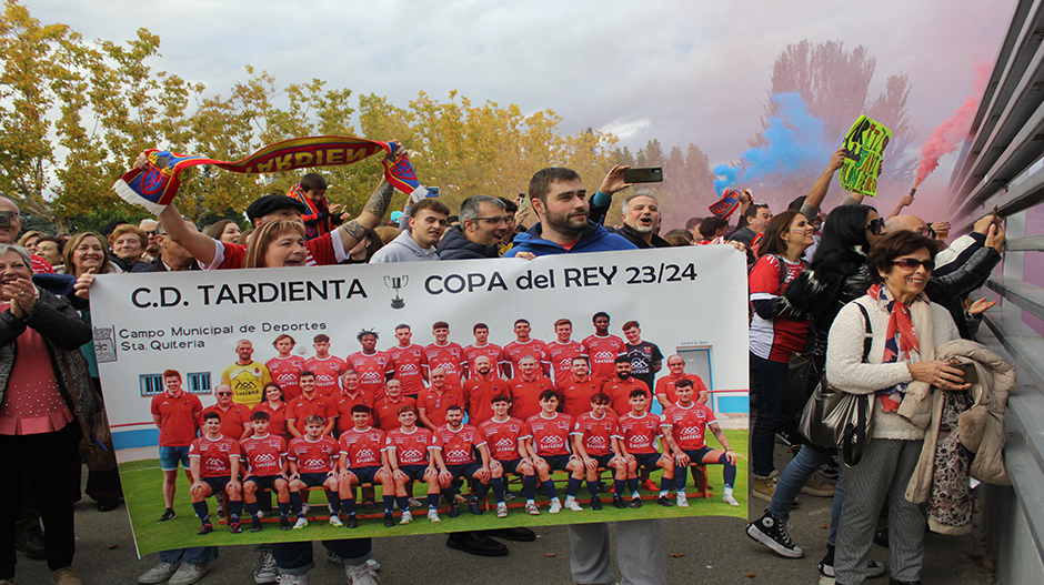 La afición ha recibido con cánticos a los suyos en el Alcoraz.