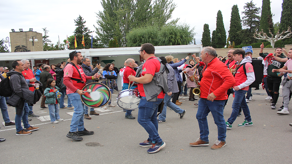 La charanga de Tardienta, a su llegada al exterior del estadio.