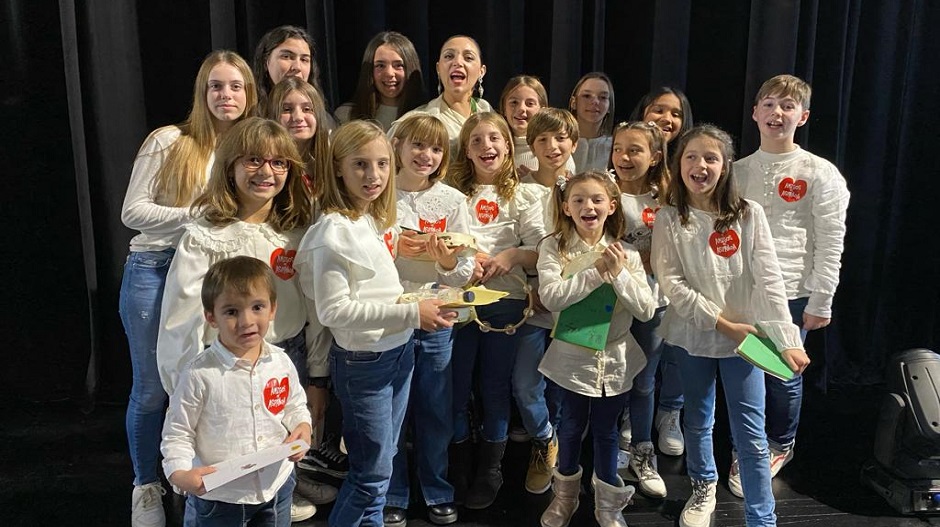 Alumnos de las escuelas de Peñalba, Lanaja y Sariñena junto a su profesora, Mercedes Budios, en la anterior edición.