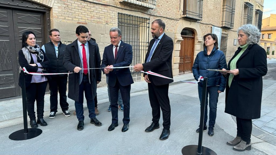 El presidente de la Diputación de Zaragoza, Juan Antonio Sánchez Quero, ha cortado la cinta inaugural. A su lado, Villagrasa y Loscertales.