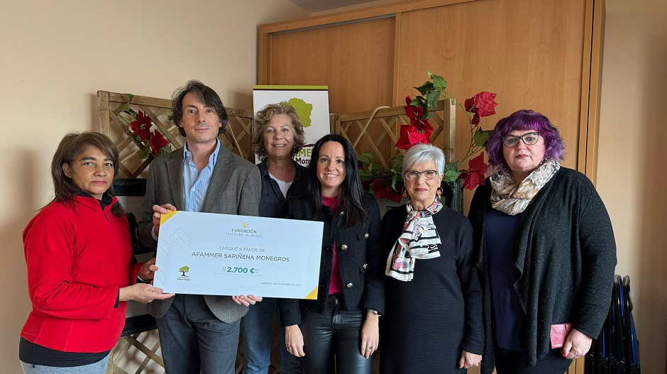 Carlos López y Reyes Cervera junto a integrantes de Afammer la tarde de este jueves en Sariñena.