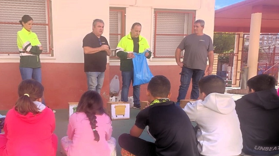 Escolares y profesorado durante el taller 'Monegros Sostenible II'.