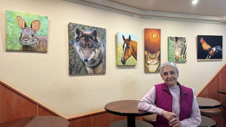 Josephine Monter junto a su obra ‘Nos miramos’