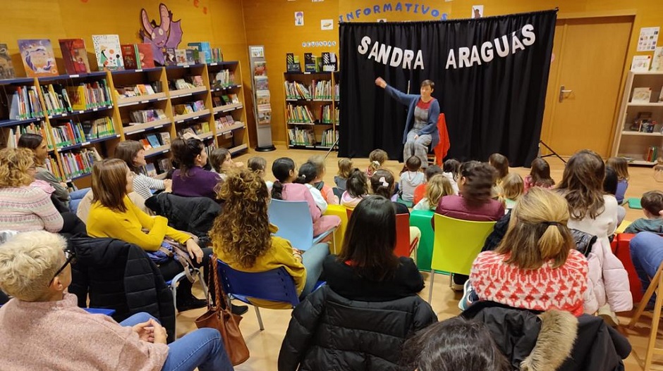 La cuentacuentos oscense, Sandra Araguás, en una de sus actuaciones.