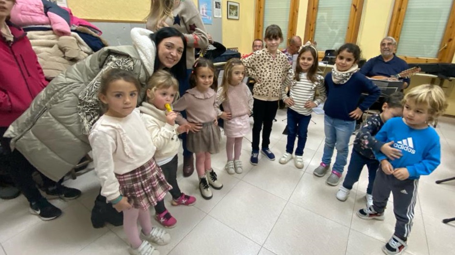 Niños y niñas de la escuela de jota de Sariñena junto a su profesora Mercedes Budiós, en uno de sus ensayos para el festival de Navidad.