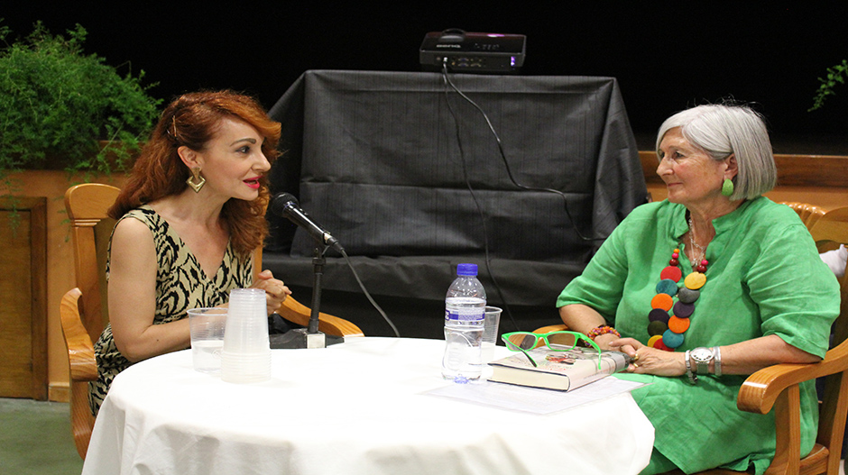 Angélica Morales, junto a la responsable de la biblioteca de Monegrillo, María Jesús Solanas, durante su participación en el Encuentro de Bibliotecas de Los Monegros.