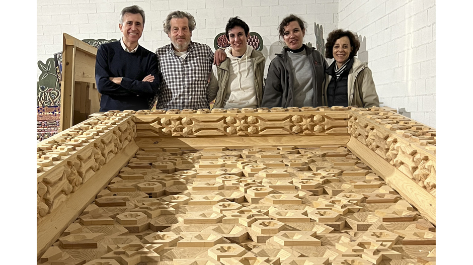 En el centro de la imagen, y junto a uno de los artesonados en madera, los tres expertos artesanos: Paco Luis Martos, Florencia Olivera y Ana Bedmar. A los lados, Juan Naya y su mujer, Pilar Domínguez.